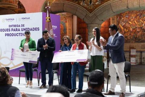 Giovani Montiel atestigua la entrega de cheques del Fondo Macro para el Desarrollo imagen 5
