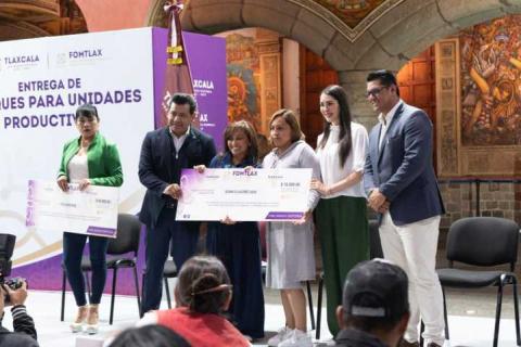 Giovani Montiel atestigua la entrega de cheques del Fondo Macro para el Desarrollo imagen 2