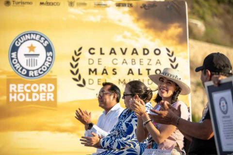 Josefina Rodríguez entrega el Récord Guinness a clavadistas de La Quebrada, por el clavado de cabeza más alto del mundo imagen 3