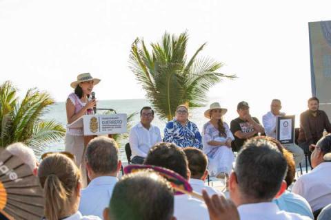 Josefina Rodríguez entrega el Récord Guinness a clavadistas de La Quebrada, por el clavado de cabeza más alto del mundo imagen 2