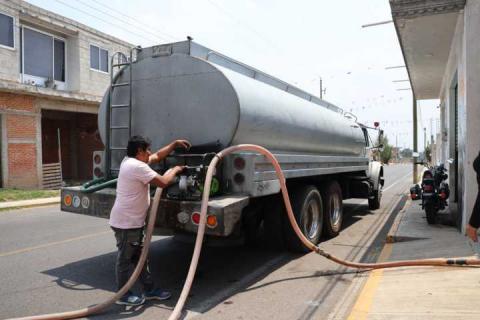 Intensifican suministro de agua potable con pipas en Papalotla imagen 2