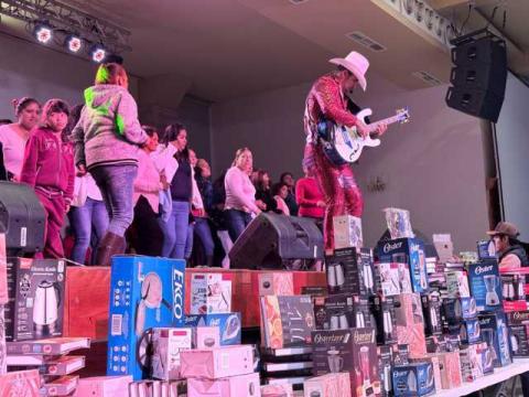 Más de 1,500 mamás del Distrito X celebran su día con gran evento organizado por MACY, JAAL, RVC e IBM imagen 3