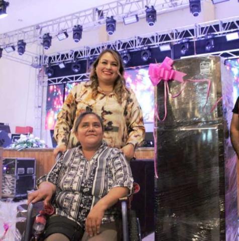 Celebran a las madres en Chiautempan con la presentación de Erika Alcocer, ex de La Academia imagen 5