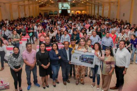 Celebran a las madres en Chiautempan con la presentación de Erika Alcocer, ex de La Academia imagen 4