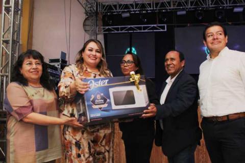 Celebran a las madres en Chiautempan con la presentación de Erika Alcocer, ex de La Academia imagen 6