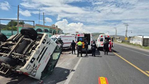Autoridades de Tetla atienden un accidente automovilístico imagen 4