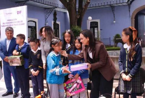 Premia SEDIF a infantes ganadores del concurso de dibujo “Hablemos De Un Trato Digno” imagen 5