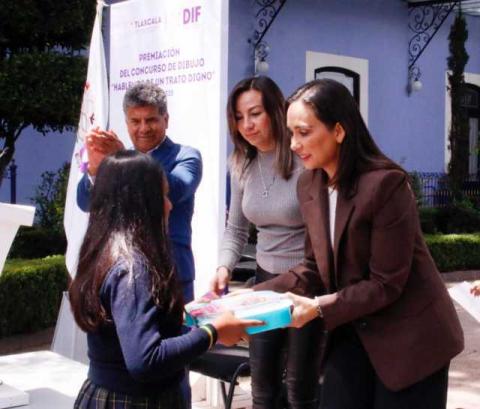 Premia SEDIF a infantes ganadores del concurso de dibujo “Hablemos De Un Trato Digno” imagen 2