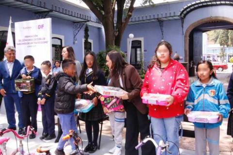 Premia SEDIF a infantes ganadores del concurso de dibujo “Hablemos De Un Trato Digno” imagen 6