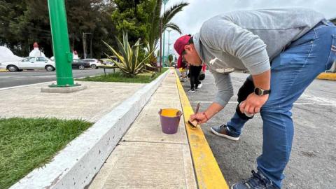 Alcalde de Tetla encabeza jornada de limpieza y mantenimiento en el atrio de la iglesia imagen 6