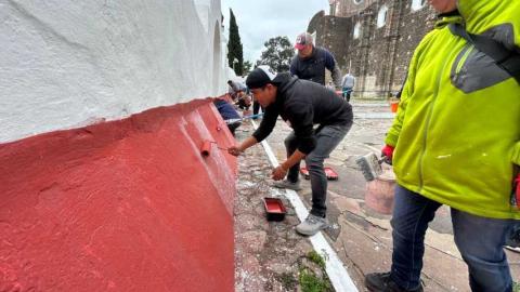 Alcalde de Tetla encabeza jornada de limpieza y mantenimiento en el atrio de la iglesia imagen 3