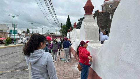 Alcalde de Tetla encabeza jornada de limpieza y mantenimiento en el atrio de la iglesia imagen 2