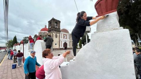 Alcalde de Tetla encabeza jornada de limpieza y mantenimiento en el atrio de la iglesia imagen 1