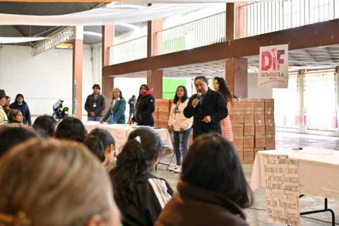 Entregan apoyos alimentarios a población vulnerable en Ixtacuixtla imagen 5
