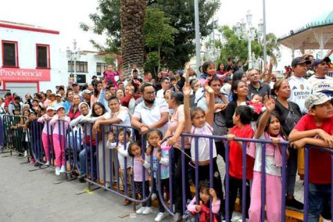 Festivo y alegre el desfile de Feria de Chiautempan, reúne a miles de familias imagen 8