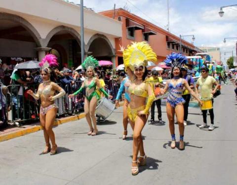 Festivo y alegre el desfile de Feria de Chiautempan, reúne a miles de familias imagen 2