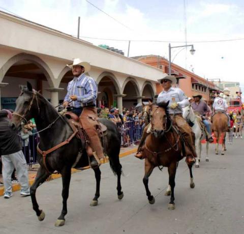 Festivo y alegre el desfile de Feria de Chiautempan, reúne a miles de familias imagen 1