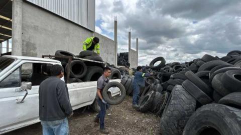 Atiende Unidad de Medio Ambiente Municipal reporte ciudadano sobre neumáticos arrojados en barranca imagen 1
