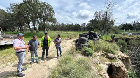 Atiende Unidad de Medio Ambiente Municipal reporte ciudadano sobre neumáticos arrojados en barranca imagen 6