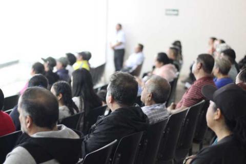 Presidente Municipal de Tetla sostiene diálogo con vecinos y comerciantes sobre obra de mejoramiento urbano imagen 4