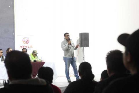 Presidente Municipal de Tetla sostiene diálogo con vecinos y comerciantes sobre obra de mejoramiento urbano imagen 1