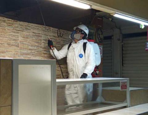 Con coordinación entre locatarios y gobierno municipal, se realiza fumigación del Mercado Hidalgo imagen 1