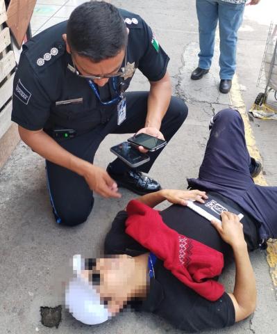 Policía de Chiautempan brinda atención inmediata a un masculino, tras debilitarse en vía pública