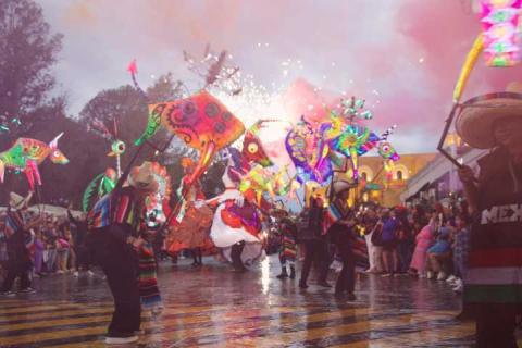 Miles de huamantlecos y visitantes disfrutan del Desfile de Huamantlada pese a la lluvia imagen 3