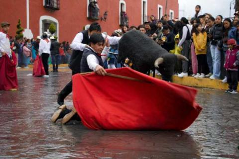 Miles de huamantlecos y visitantes disfrutan del Desfile de Huamantlada pese a la lluvia imagen 4