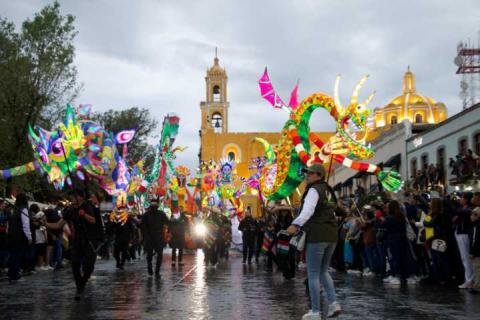 Miles de huamantlecos y visitantes disfrutan del Desfile de Huamantlada pese a la lluvia imagen 6