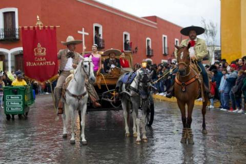 Miles de huamantlecos y visitantes disfrutan del Desfile de Huamantlada pese a la lluvia imagen 5