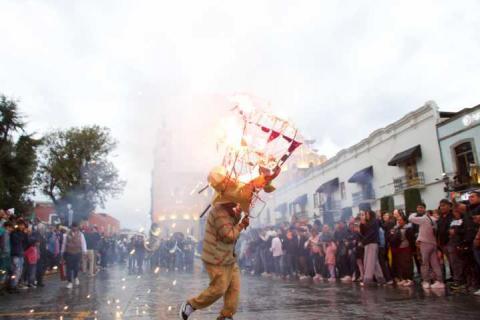 Miles de huamantlecos y visitantes disfrutan del Desfile de Huamantlada pese a la lluvia imagen 1