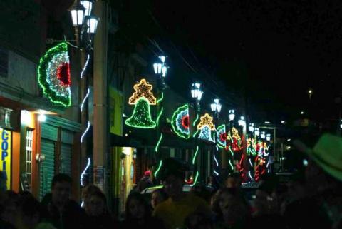 Como nunca antes Tetla se ilumina con nuevos adornos patrios; comienzan festejos de temporada. imagen 5