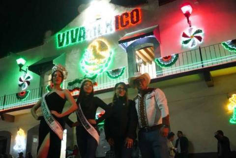 Como nunca antes Tetla se ilumina con nuevos adornos patrios; comienzan festejos de temporada. imagen 6