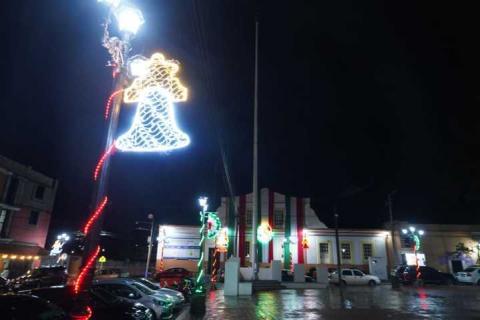 Como nunca antes Tetla se ilumina con nuevos adornos patrios; comienzan festejos de temporada. imagen 2
