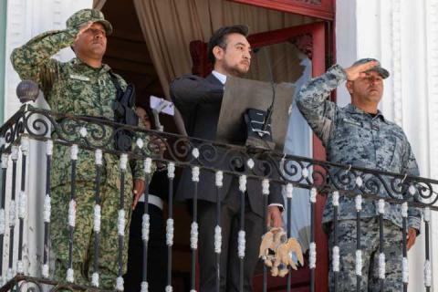 Huamantla despide 20 banderas nacionales y su bandera monumental en ceremonia de incineración imagen 9