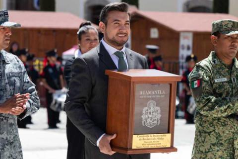 Huamantla despide 20 banderas nacionales y su bandera monumental en ceremonia de incineración imagen 3