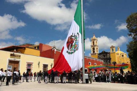 Huamantla despide 20 banderas nacionales y su bandera monumental en ceremonia de incineración imagen 4