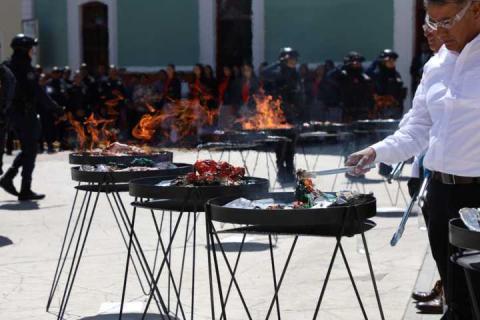Huamantla despide 20 banderas nacionales y su bandera monumental en ceremonia de incineración imagen 6