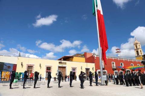 Huamantla despide 20 banderas nacionales y su bandera monumental en ceremonia de incineración imagen 2