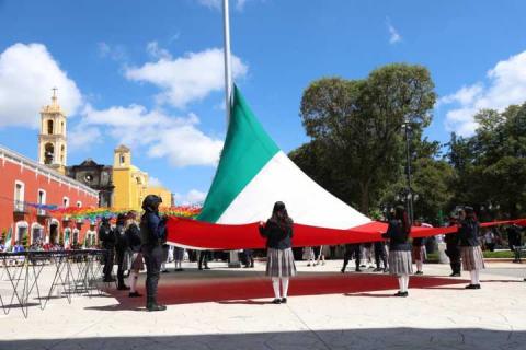 Huamantla despide 20 banderas nacionales y su bandera monumental en ceremonia de incineración imagen 5