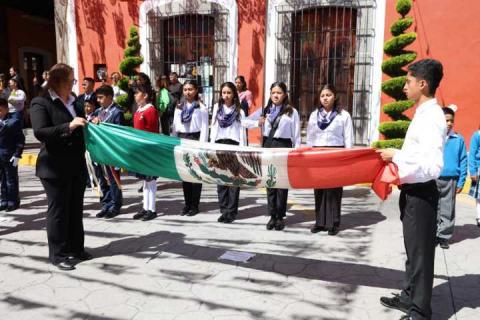 Huamantla despide 20 banderas nacionales y su bandera monumental en ceremonia de incineración imagen 10