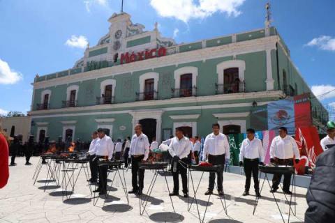 Huamantla despide 20 banderas nacionales y su bandera monumental en ceremonia de incineración imagen 8