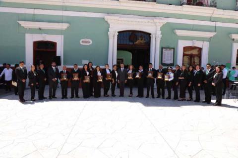 Huamantla despide 20 banderas nacionales y su bandera monumental en ceremonia de incineración imagen 1