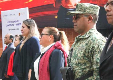 Blanca Angulo encabeza honores a la bandera en Plaza de la Constitución imagen 1