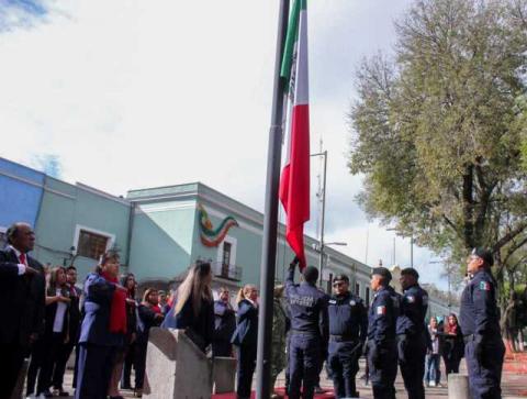 Blanca Angulo encabeza honores a la bandera en Plaza de la Constitución imagen 2