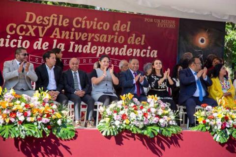 Encabeza Javier Rivera Desfile Cívico de la Independencia de México imagen 4