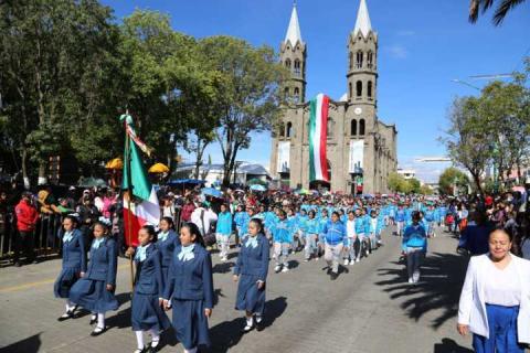 Encabeza Javier Rivera Desfile Cívico de la Independencia de México imagen 5