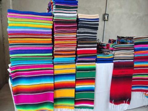 El tianguis artesanal del sarape en Contla para los "San Miguelitos" arrancó con todo imagen 13