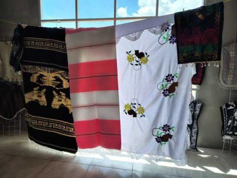 El tianguis artesanal del sarape en Contla para los "San Miguelitos" arrancó con todo imagen 3